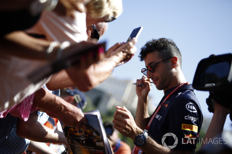 Daniel Ricciardo, Red Bull Racing signe des autographes