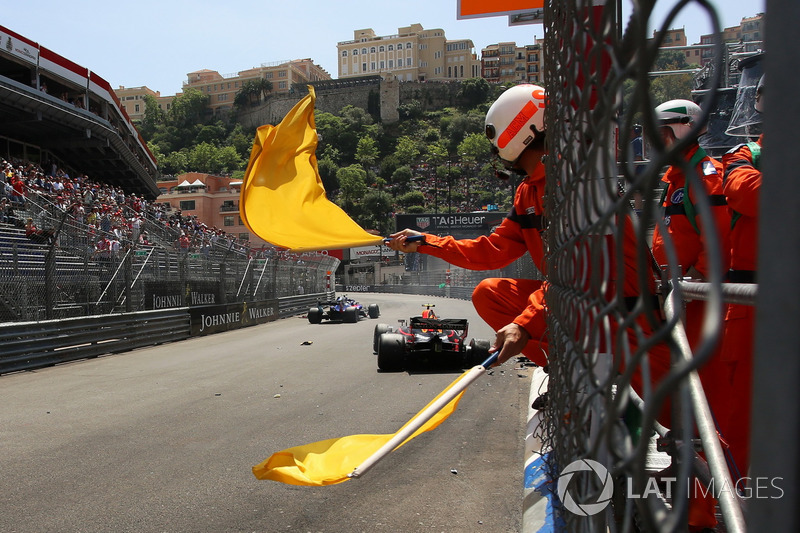 Agitan banderas amarillas por el accidente de Max Verstappen, Red Bull Racing RB14