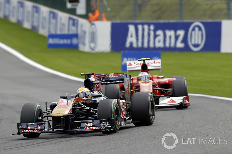 Sébastien Buemi,Toro Rosso STR5, por delante de Fernando Alonso, Ferrari F10