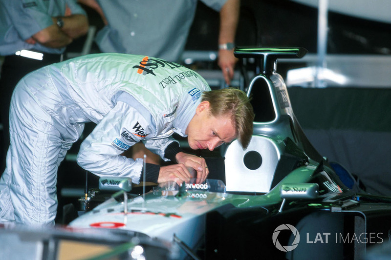 El ganador de la carrera Mika Hakkinen, McLaren revisa su cabina