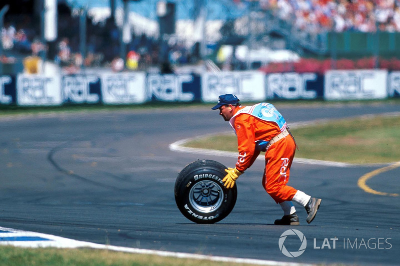 En el desarrollo de la carrera, Hakkinen tuvo un desprendimiento de la rueda trasera izquierda que rebotó en la pared y quedó sobre la pista.
