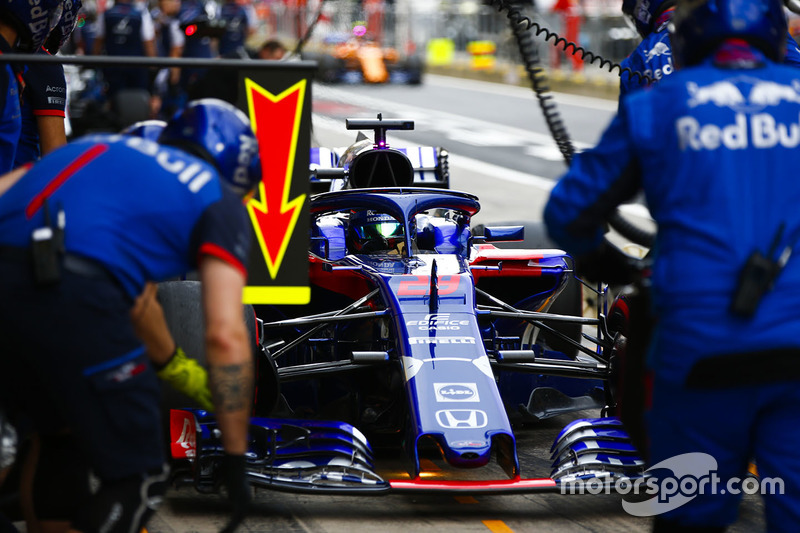 Brendon Hartley, Toro Rosso STR13, in the pits during practice