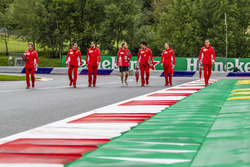 Sebastian Vettel, Ferrari, cammina lungo il circuito con il team