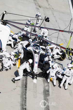 Lance Stroll, Williams FW41 Mercedes, dans les stands