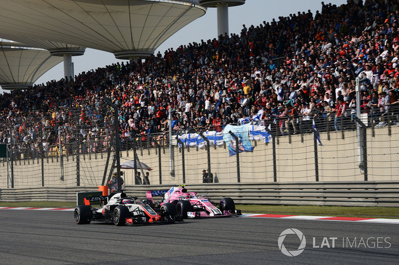 Romain Grosjean, Haas F1 Team VF-18 y Esteban Ocon, Force India VJM11 batalla