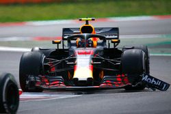 Max Verstappen, Red Bull Racing RB14 with front wing damage