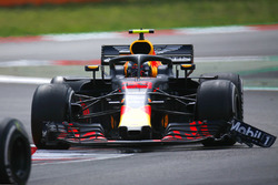 Max Verstappen, Red Bull Racing RB14 con daño en el alerón delantero
