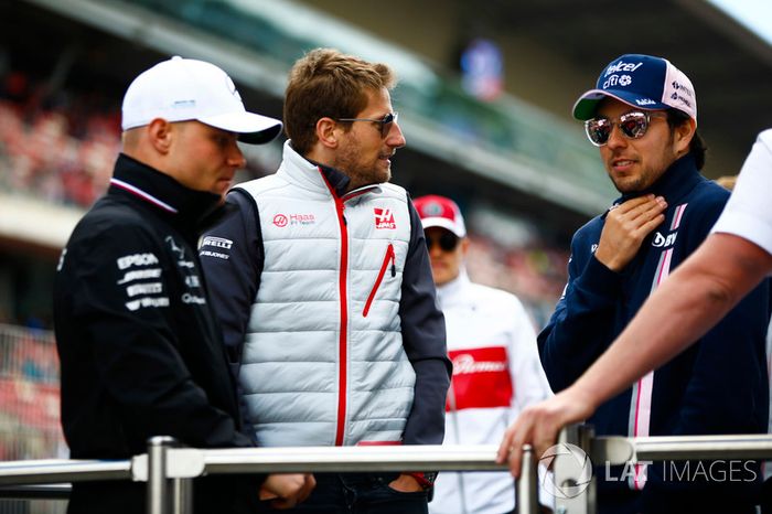 Valtteri Bottas, Mercedes AMG F1, Romain Grosjean, Haas F1 Team, y Sergio Perez, Force India, en el desfile de pilotos