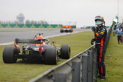 Daniel Ricciardo, Red Bull Racing, attend à côté de sa voiture