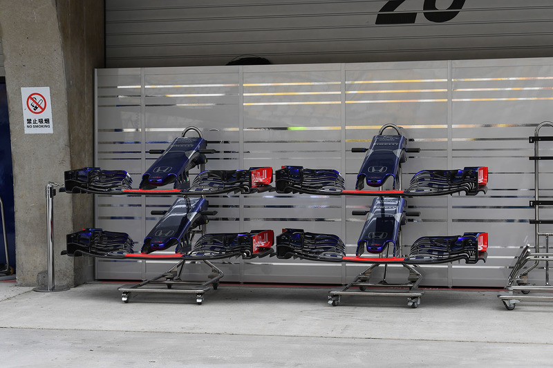 Scuderia Toro Rosso STR13 : nez et ailerons avant