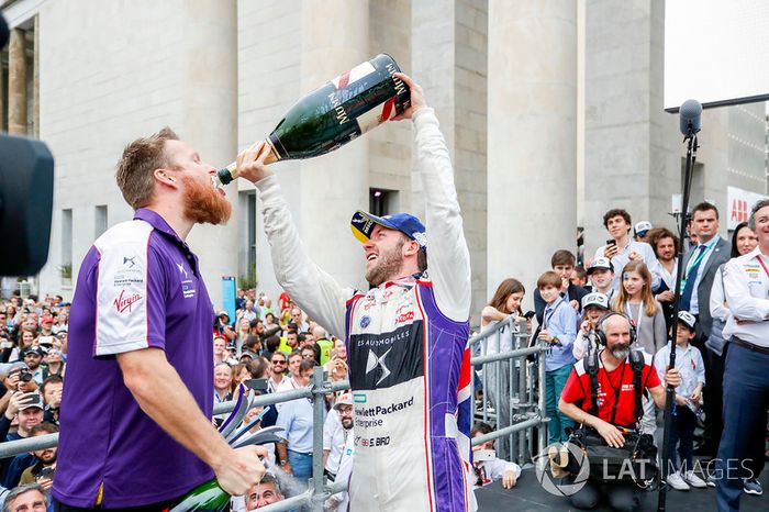 Ganador de la carrera Sam Bird, DS Virgin Racing celebra con el equipo DS Virgin Team