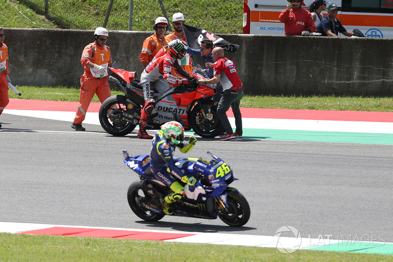 Le vainqueur Jorge Lorenzo, Ducati Team, avec Valentino Rossi, Yamaha Factory Racing