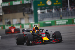 Даниэль Риккардо, Red Bull Racing RB14, и Кими Райкконен, Ferrari SF71H