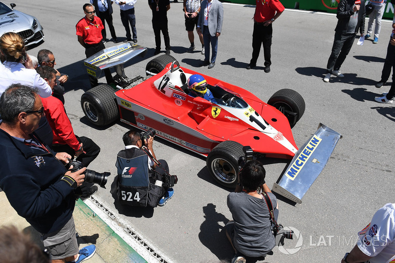 Jacques Villeneuve, pilote la Ferrari 312T3 de son père