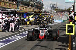 Romain Grosjean, Haas F1 Team VF-18 Ferrari, Nico Hulkenberg, Renault Sport F1 Team R.S. 18, dans les stands