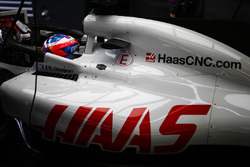 Romain Grosjean, Haas F1 Team VF-18 Ferrari, dans le garage