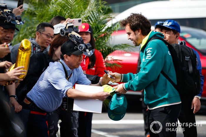 Fernando Alonso, Aston Martin F1 Team, saluda a los aficionados a su llegada al circuito