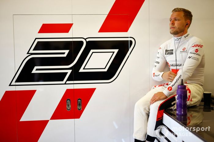 Kevin Magnussen, Haas F1 Team, en el garaje 