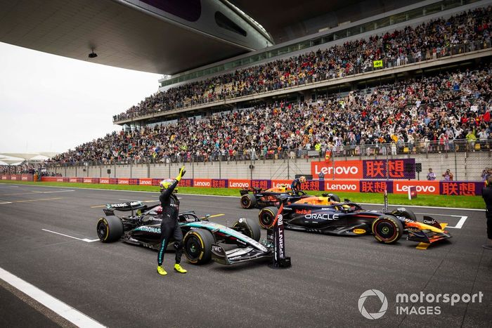 Lewis Hamilton, Mercedes-AMG F1 Team, 2ª posición, saluda a los aficionados desde el Parc Ferme 