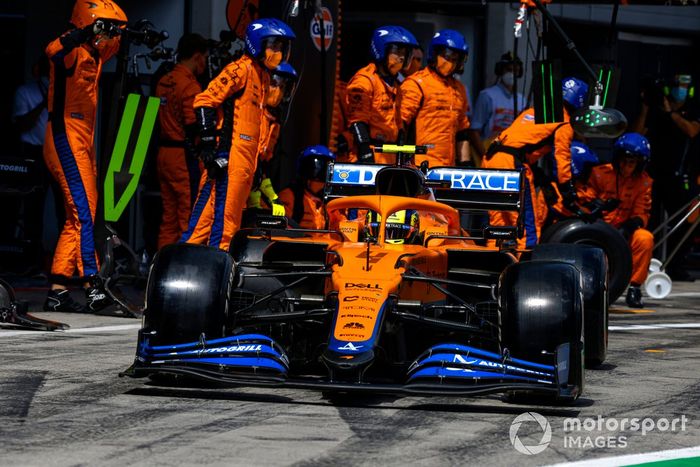 Lando Norris, McLaren MCL35M, pit stop