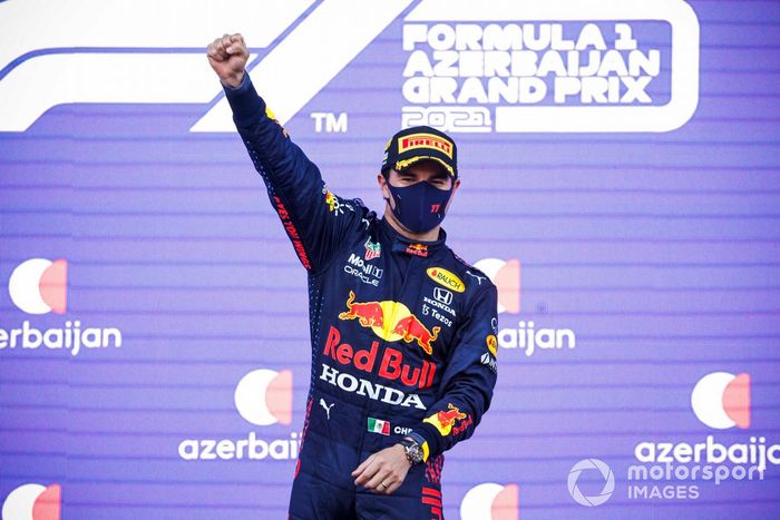 Podio: ganador de la carrera Sergio Pérez, Red Bull Racing