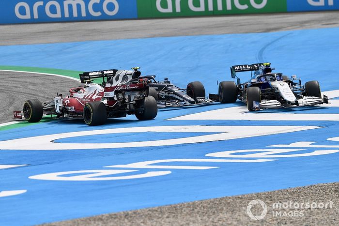 Pierre Gasly, AlphaTauri AT02, Antonio Giovinazzi, Alfa Romeo Racing C41, y Nicholas Latifi, Williams FW43B se tocan en la primera vuelta