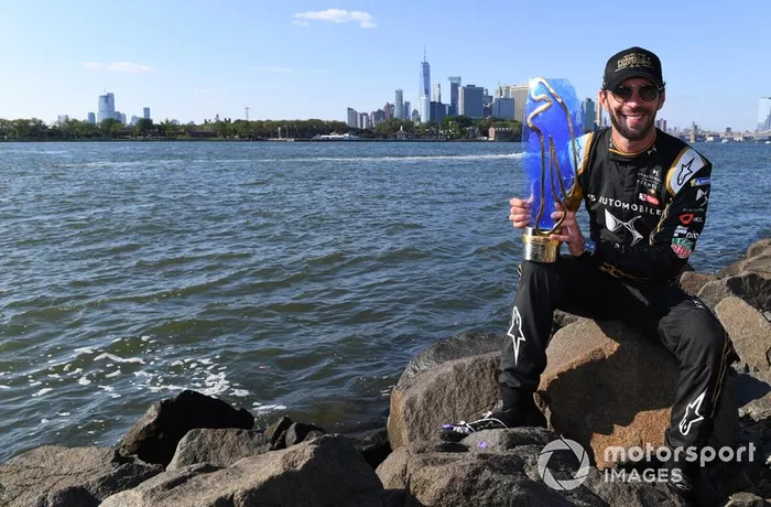Campeón Fórmula E 2018/2019 Jean-Eric Vergne, DS TECHEETAH, con el trofeo