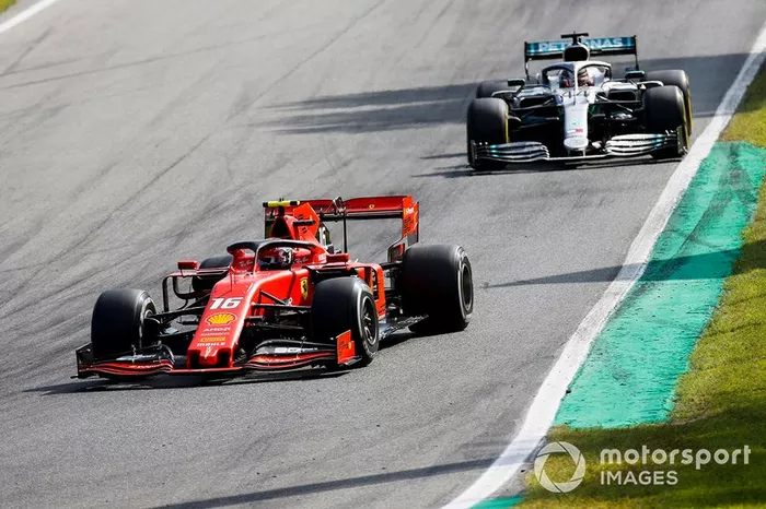 Charles Leclerc, Ferrari SF90 y Lewis Hamilton, Mercedes AMG F1 W10 