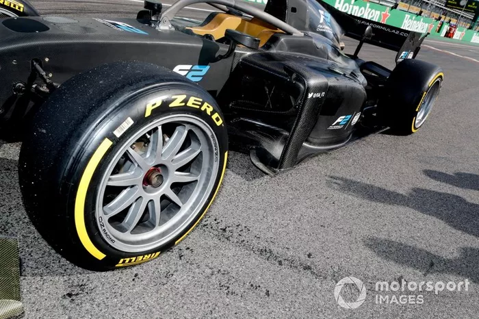 Jean Alesi prueba los nuevos neumáticos Pirelli de 18 pulgadas para las próximas temporada de F2 