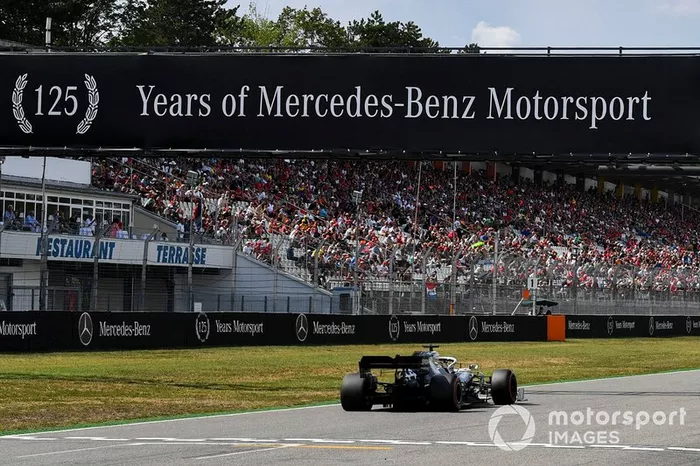 Lewis Hamilton, Mercedes AMG F1 W10, conquista la pole position