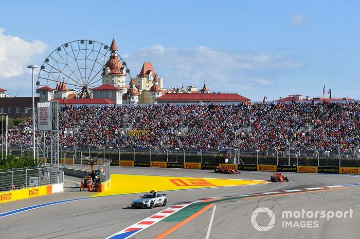 Safety Car davanti a Sebastian Vettel, Ferrari SF90, e Charles Leclerc, Ferrari SF90