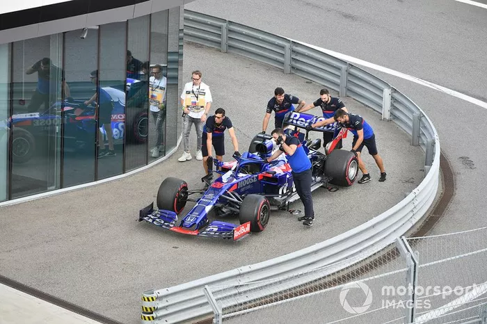 Los mecánicos de Toro Rosso mueven el coche de Daniil Kvyat, Toro Rosso STR14