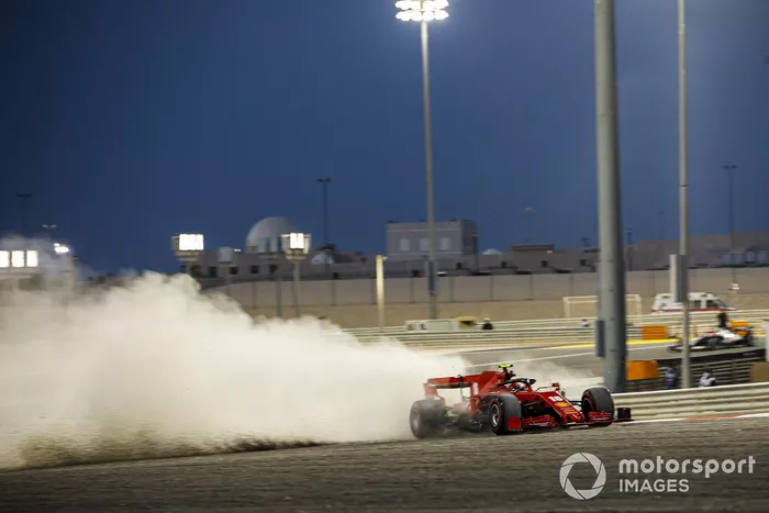 Charles Leclerc, Ferrari SF1000, se va a la grava