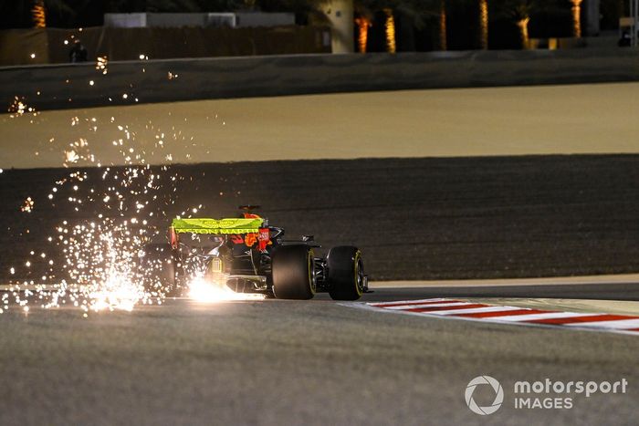 Chipas salen del monoplaza de Max Verstappen, Red Bull Racing RB16