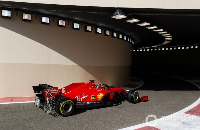 Sebastian Vettel, Ferrari SF1000, con parrillas aerodinámicas en la parte trasera del coche