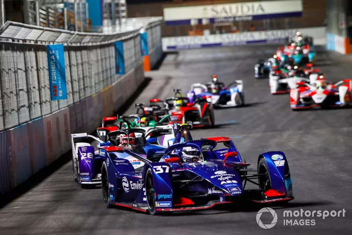 Nick Cassidy, Envision Virgin Racing, Audi e-tron FE07, leads Maximilian Guenther, BMW I Andretti Motorsports, BMW iFE.21, and Lucas Di Grassi, Audi Sport ABT Schaeffler, Audi e-tron FE07