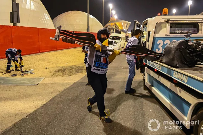 Oficiales remueven el alerón dañado del monoplaza de Alexander Albon, Red Bull Racing RB16