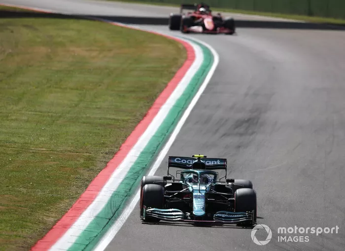Sebastian Vettel, Aston Martin AMR21, Charles Leclerc, Ferrari SF21