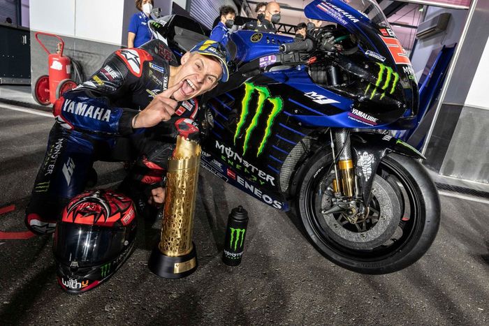 El ganador de la carrera Fabio Quartararo, Yamaha Factory Racing celebra con el trofeo