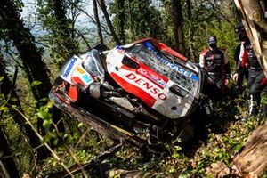 El coche accidentado de Kalle Rovanperä, Jonne Halttunen, Toyota Gazoo Racing WRT Toyota Yaris WRC