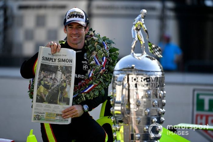 Simon Pagenaud, Team Penske Chevrolet con la portada del diario Indianapolis Star y el trofeo Borg-Warner