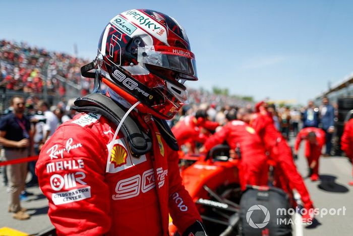 Charles Leclerc, Ferrari, en la parrilla