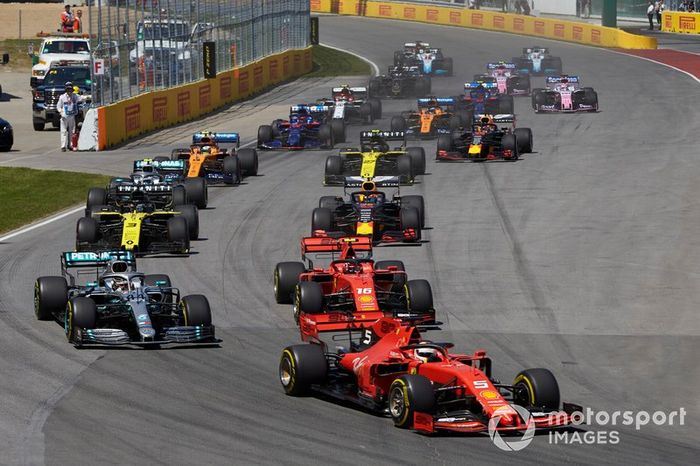 Sebastian Vettel, Ferrari SF90, por delante de Lewis Hamilton, Mercedes AMG F1 W10, Charles Leclerc, Ferrari SF90, Daniel Ricciardo, Renault R.S.19, Pierre Gasly, Red Bull Racing RB15, Valtteri Bottas, Mercedes AMG W10, Nico Hulkenberg, Renault R.S. 19, y el resto de la parrilla en la salida