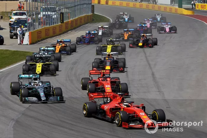 Sebastian Vettel, Ferrari SF90, por delante de Lewis Hamilton, Mercedes AMG F1 W10, Charles Leclerc, Ferrari SF90, Daniel Ricciardo, Renault R.S.19, Pierre Gasly, Red Bull Racing RB15, Valtteri Bottas, Mercedes AMG W10, Nico Hulkenberg, Renault R.S. 19, y el resto de la parrilla en la salida