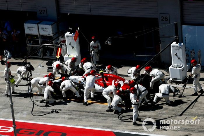 Antonio Giovinazzi, Alfa Romeo Racing C38 pit stop 