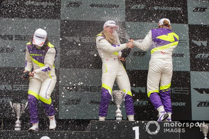 Beitske Visser celebra después de vencer a Jamie Chadwick y Alice Powell