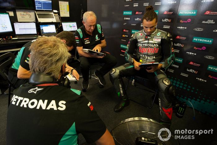 Franco Morbidelli, y el jefe del equipo Petronas Yamaha SRT, Ramón Forcada, celebran la carrera número 500