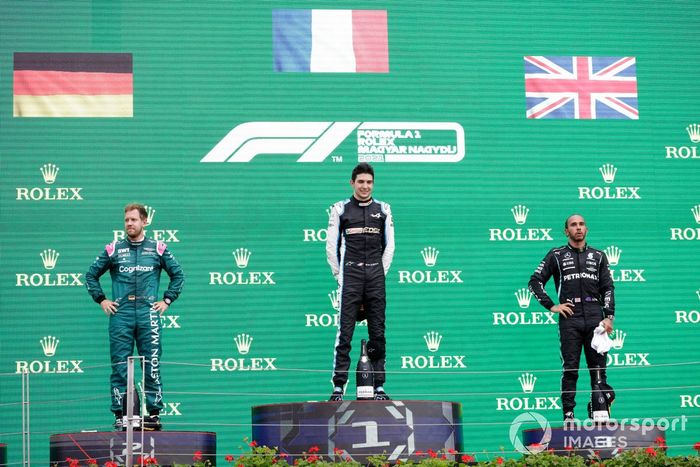 Podio: segundo lugar Sebastian Vettel, Aston Martin, ganador Esteban Ocon, Alpine F1, tercer lugar Lewis Hamilton, Mercedes