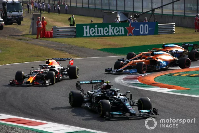 Valtteri Bottas, Mercedes W12, Max Verstappen, Red Bull Racing RB16B, Daniel Ricciardo, McLaren MCL35M, Lando Norris, McLaren MCL35M, y el resto en la primera vuelta