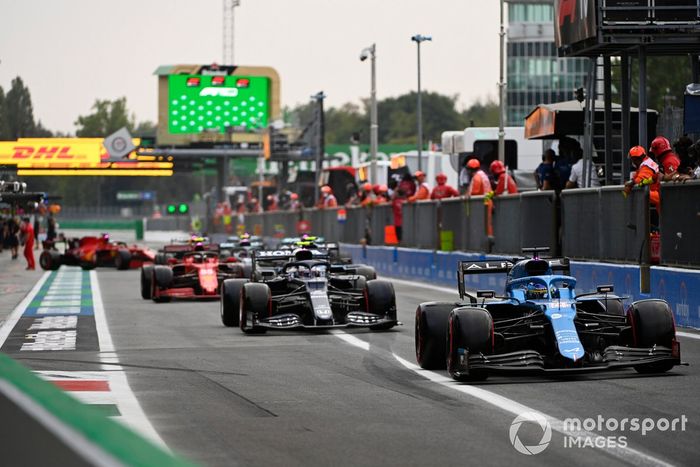 Fernando Alonso, Alpine A521, Pierre Gasly, AlphaTauri AT02, en el pit lane